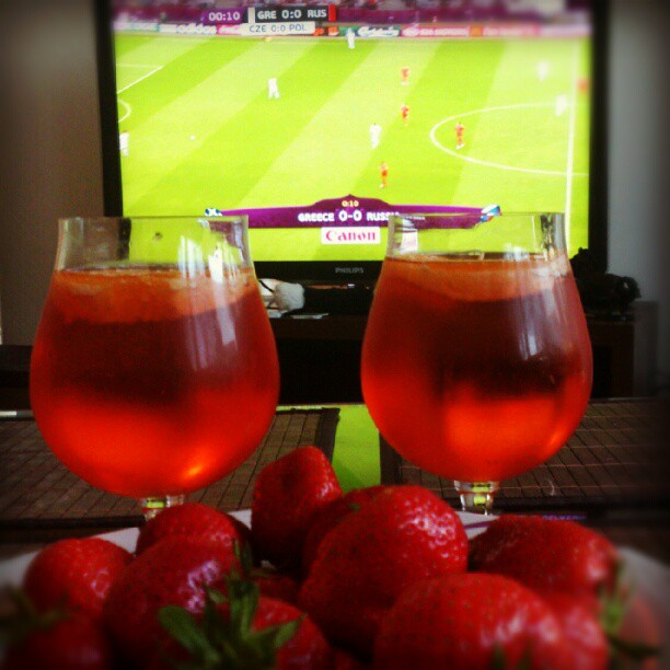 Коктейли, клубника и футбол