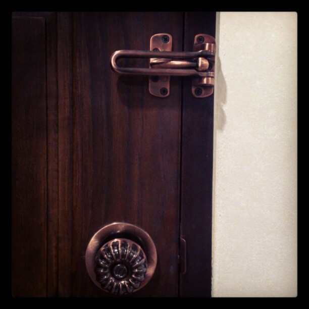 Тайская дверная защелка