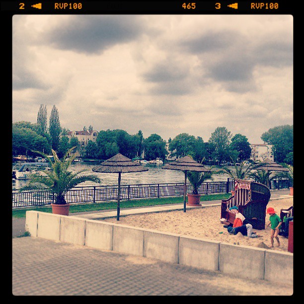 Университет стоит прямо на берегу реки