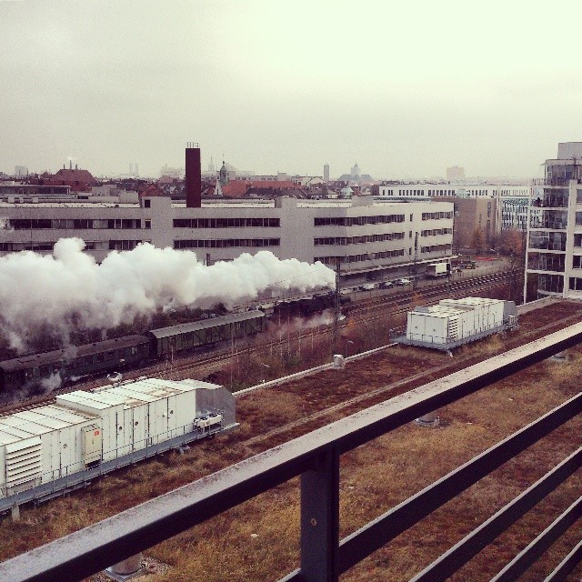 Прямо перед окнами офиса ходит паровоз