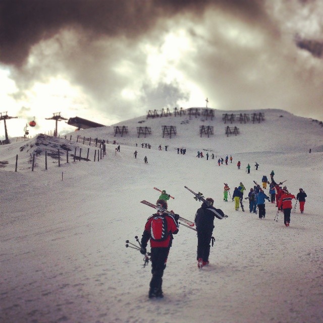 Любишь кататься, люби и пешком в гору ходить, когда подъёмник почему-то включают.