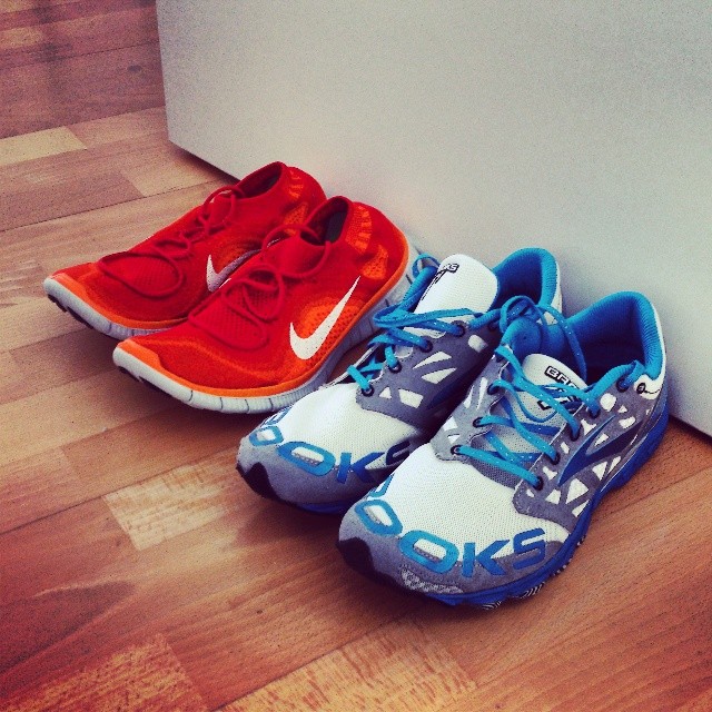 Две беговых обновки этого сезона: оранжевые Nike Free Flyknit и синие Brooks T7 Racer. Обе модели очень лёгкие, но предназначение у них практически противоположное. Nike Free отлично подходят для восстановительных пробежек, они имеют мягкую, амортизирующую подошву для естественного бега. Brooks, напротив, очень быстры и идеальны для соревнований. При этом обе модели сели идеально, так что покупками я на 100% доволен.