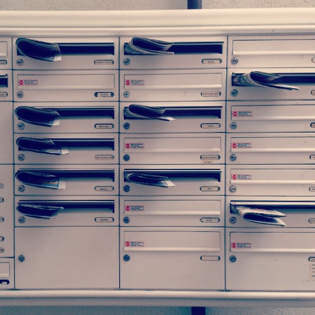 Раз в неделю бесплатные рекламные газеты аккуратно раскладывают по ящикам. На некоторых написано: пожалуйста, не надо нам рекламы, так туда и не кладут. Орднунг.