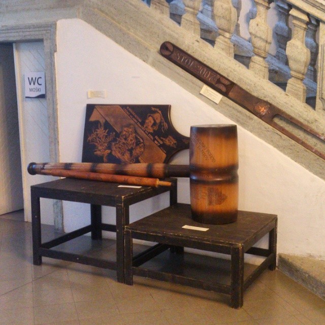 У местного турклуба уже 40 лет есть традиция: раз в год подниматься на гору Стол и затаскивать туда копии кухонных принадлежностей. Например, этот отбивной молоток весит 75 кг и несло его 157 человек.