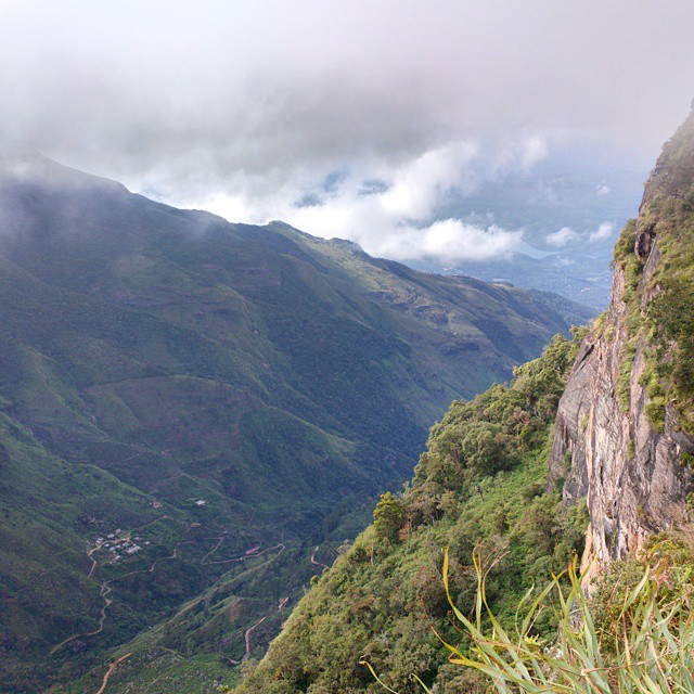 «Край света» на плато Хортона недалеко от Нувара Элии. Фотография не передаёт ощущения от обрыва 870 метров без ограждения. Но Тролльтунга в Норвегии круче! А ещё неделю назад тут упал голландский турист. Говорят, пролетел 12 метров, зацепился за дерево и выжил.