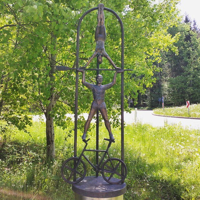 Девушка с веслом, парень с велосипедом