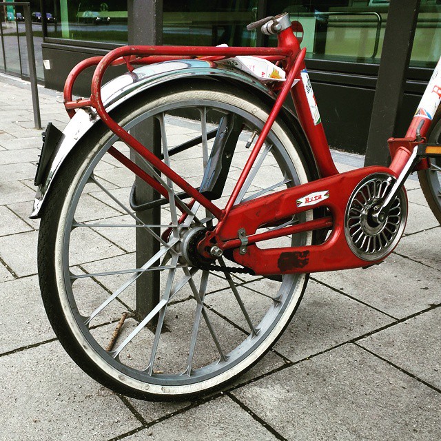 Great wheel spokes design #red #bike #parkedbike #spoke #rita #fahrrad #radspeiche