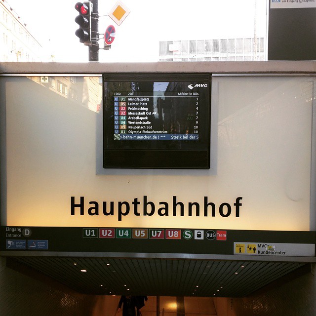 There is now a screen with train timetable right at the station entrance. #münchen