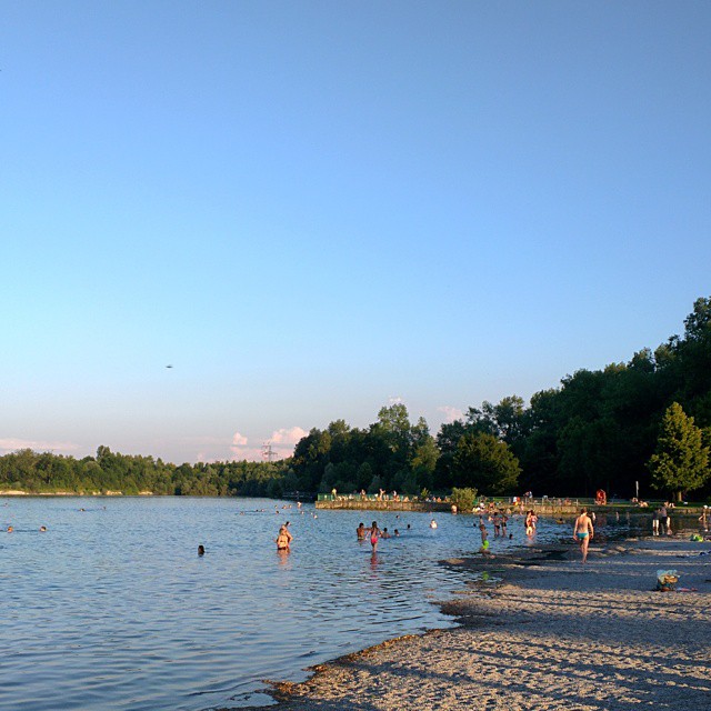 Открыли купальный сезон. 15 минут после работы — и мы на озере. Всю неделю больше +30°, а в воскресенье у меня триатлон…