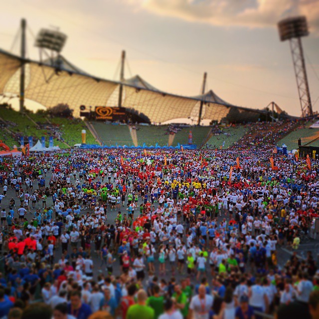 Colorful crowd at the finish of B2RUN München corporate run.