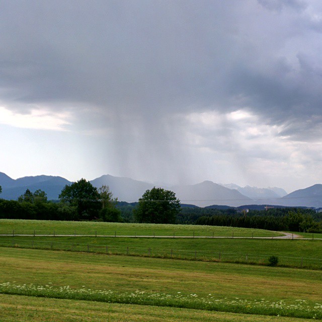 В горах разверзлись небеса. Дождь настолько близко, что, кажется, до него можно дотронуться.