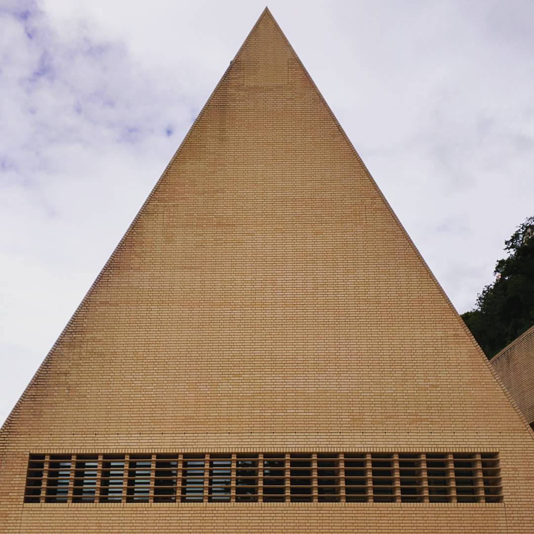 Ехал в Лихтенштейн только ради здания Ландтага, а оно в кадр не влезает.